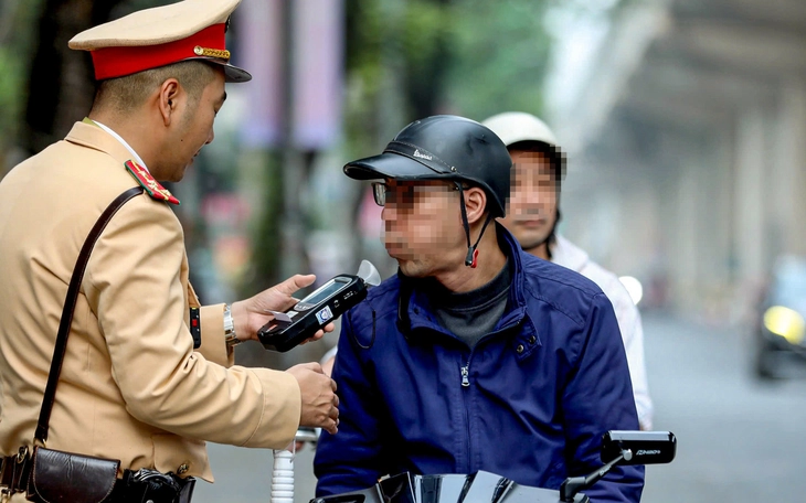Xử lý 8.241 tài xế vi phạm giao thông ngày mùng 4 Tết, dòng xe vào Hà Nội tăng dần - Ảnh 7.