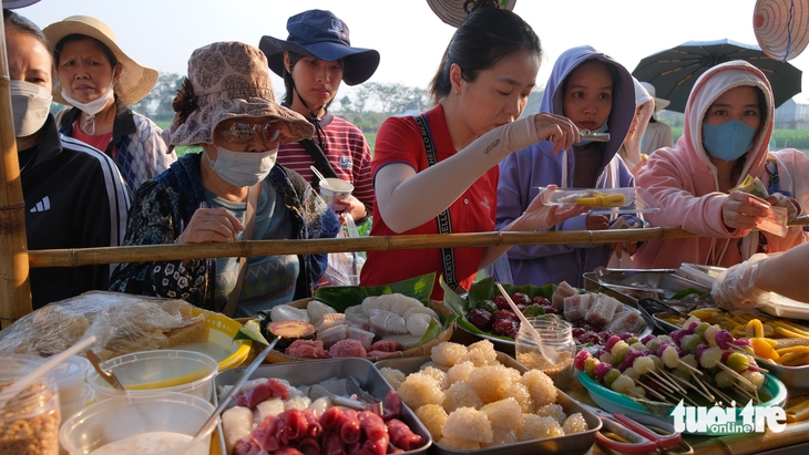 Chợ quê Xóm Rẫy 'đắt khách' ngày xuân - Ảnh 3.