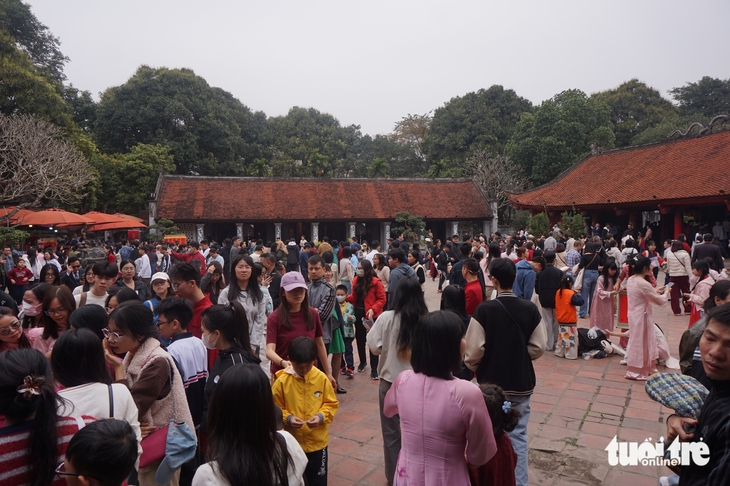 ‘Mùng 3 Tết thầy’, Văn Miếu - Quốc Tử Giám đông nghẹt người - Ảnh 2. Văn Miếu Quốc Tử Giám - Ảnh 2.