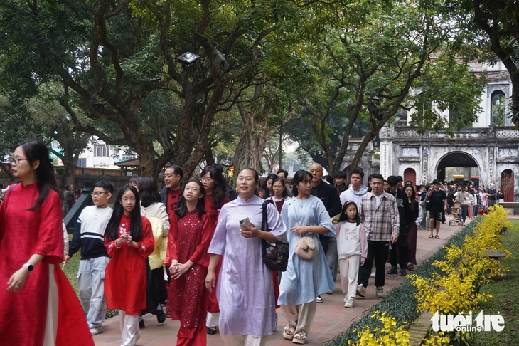 ‘Mùng 3 Tết thầy’, Văn Miếu - Quốc Tử Giám đông nghẹt người - Ảnh 3. Văn Miếu Quốc Tử Giám - Ảnh 3.