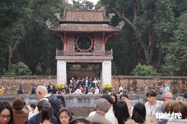 ‘Mùng 3 Tết thầy’, Văn Miếu - Quốc Tử Giám đông nghẹt người - Ảnh 4. Văn Miếu Quốc Tử Giám - Ảnh 4.