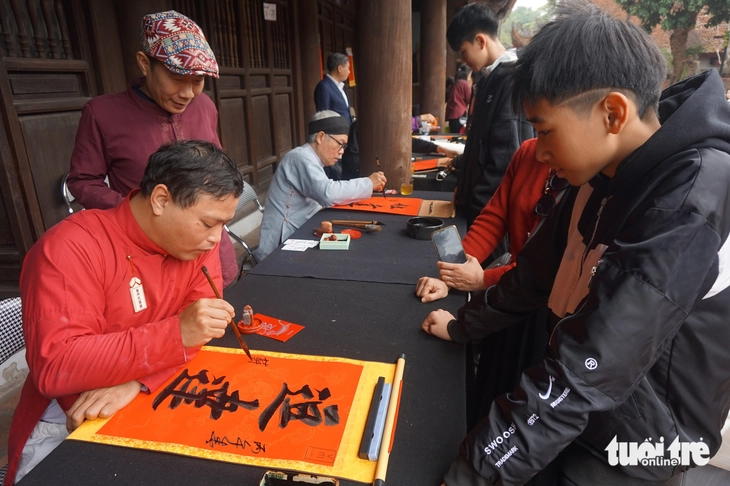 ‘Mùng 3 Tết thầy’, Văn Miếu - Quốc Tử Giám đông nghẹt người - Ảnh 6. Văn Miếu Quốc Tử Giám - Ảnh 6.