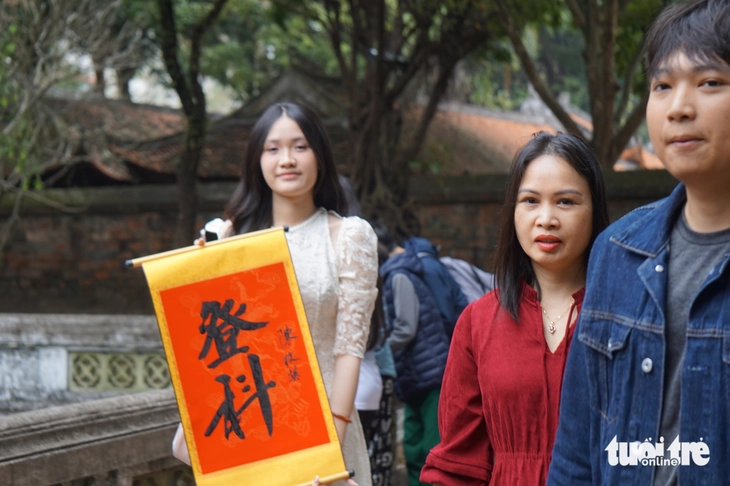 ‘Mùng 3 Tết thầy’, Văn Miếu - Quốc Tử Giám đông nghẹt người - Ảnh 7. Văn Miếu Quốc Tử Giám - Ảnh 7.