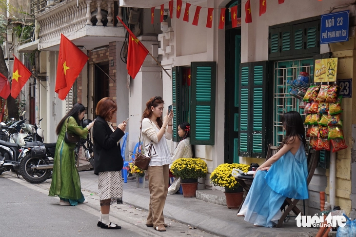 ‘Mùng 3 Tết thầy’, Văn Miếu - Quốc Tử Giám đông nghẹt người - Ảnh 10. ‘Mùng 3 Tết thầy’, Văn Miếu - Quốc Tử Giám đông nghẹt người - Ảnh 10.