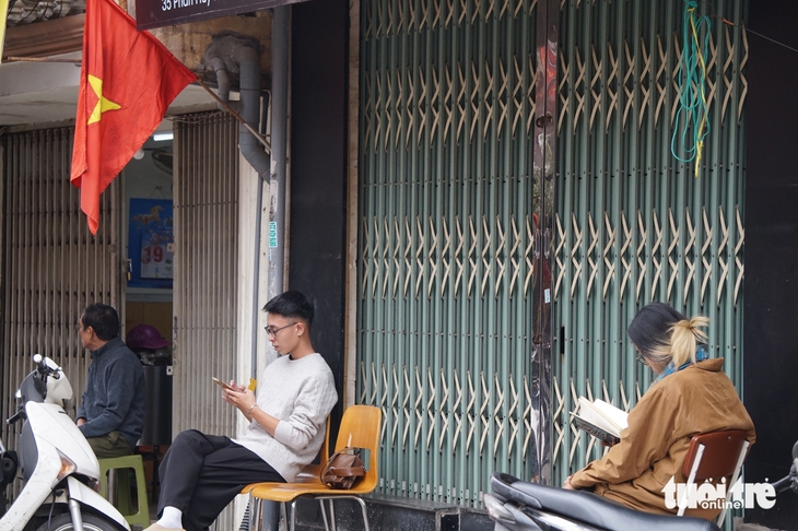 ‘Mùng 3 Tết thầy’, Văn Miếu - Quốc Tử Giám đông nghẹt người - Ảnh 11. ‘Mùng 3 Tết thầy’, Văn Miếu - Quốc Tử Giám đông nghẹt người - Ảnh 10.