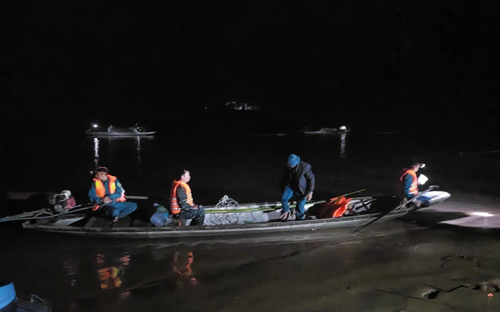 Nhói lòng phút nghỉ ngơi của những người 'bỏ Tết' tìm người mất tích trên sông Gianh - Ảnh 3.