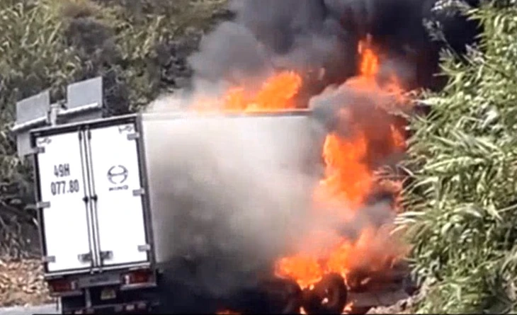 Xe tải bốc cháy dữ dội trên đèo Khánh Lê nối Nha Trang - Đà Lạt, giao thông ùn ứ - Ảnh 1. đèo Khánh Lê - Ảnh 1.