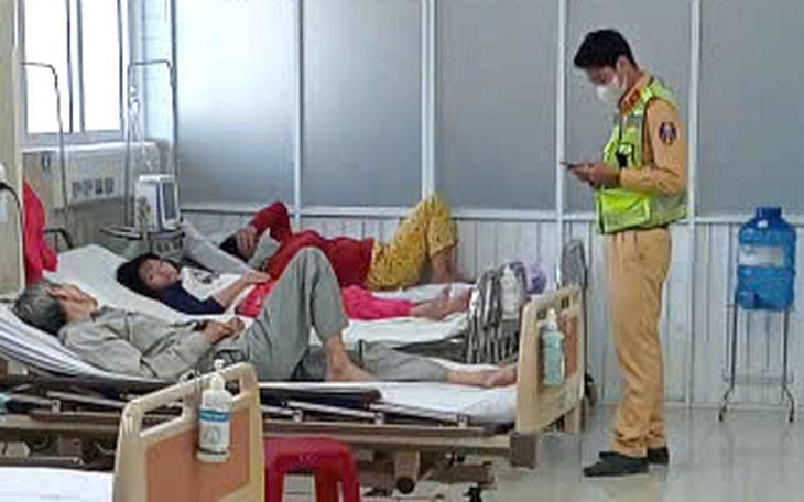 Phát hiện xe khách 50 chỗ bốc cháy, cảnh sát giao thông Đà Nẵng nhanh chóng ứng cứu - Ảnh 5.