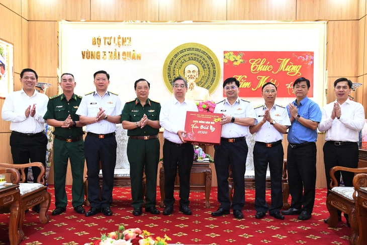 Đoàn công tác TP.HCM và Quân chủng Hải quân thăm, chúc Tết Bộ Tư lệnh Vùng 5 Hải quân - Ảnh 2.