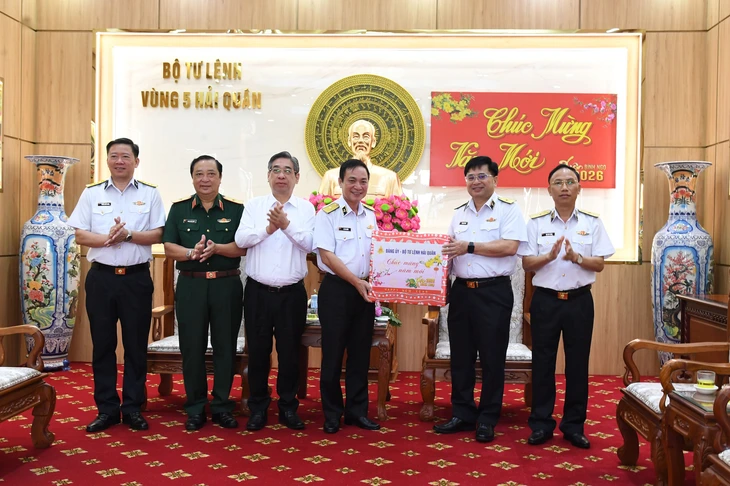 Đoàn công tác TP.HCM và Quân chủng Hải quân thăm, chúc Tết Bộ Tư lệnh Vùng 5 Hải quân - Ảnh 1.