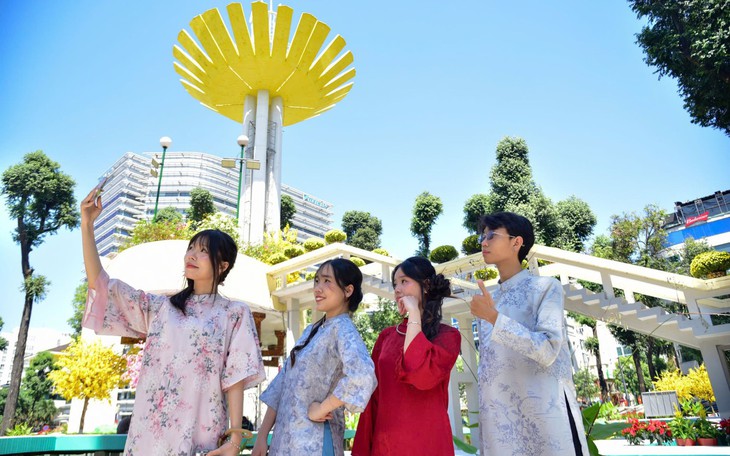 Tết Bính Ngọ: TP.HCM nhuộm dần sắc xuân - Ảnh 2.