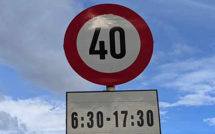 Khu Quản lý đường bộ III yêu cầu xử lý biển hạn chế tốc độ dày đặc trên Quốc lộ 19 - Ảnh 3.