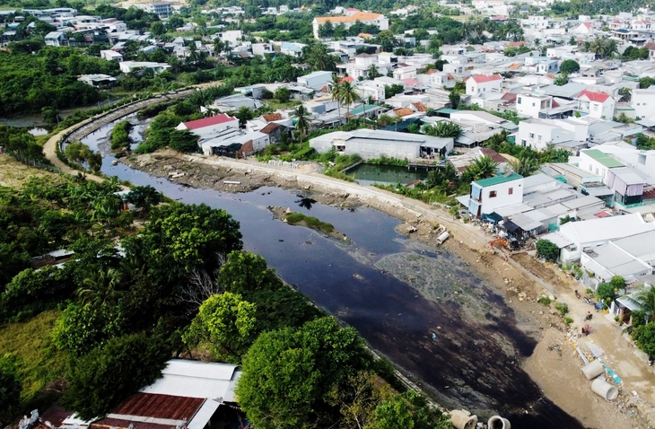 Khánh Hòa xử lý nước rỉ từ rác bãi Rù Rì bằng đập tràn, hồ sinh học - Ảnh 1.