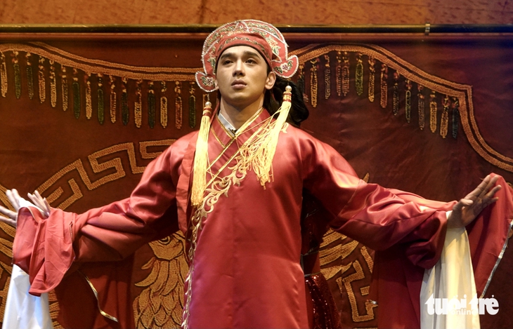 Thuận Nguyễn nhận tin bà mất vẫn phải gạt nước mắt bước lên sân khấu - Ảnh 1.