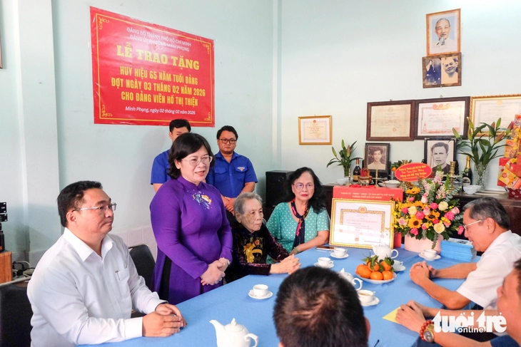 Trao huy hiệu 65 năm tuổi Đảng cho nguyên Giám đốc Trường Đảng Nguyễn Văn Cừ - Ảnh 1.