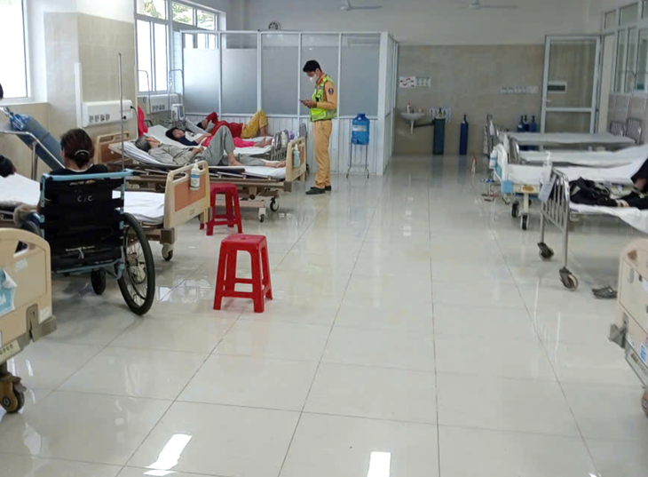 Cháu bé sốt cao, ói mửa trên quốc lộ: Cảnh sát dùng xe đặc chủng đưa đi cấp cứu - Ảnh 1.