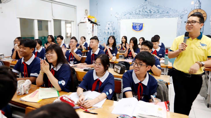 TP.HCM tuyển sinh đầu cấp: Phụ huynh lớp 1, lớp 6 nhớ rà soát thông tin, đề lớp 10 theo dạng 'mở' - Ảnh 1.