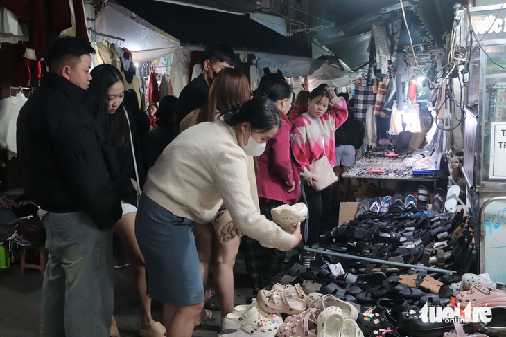 Chợ đêm Lê Duẩn nhộn nhịp cận Tết, khách đông nhưng mua sắm dè dặt - Ảnh 2.