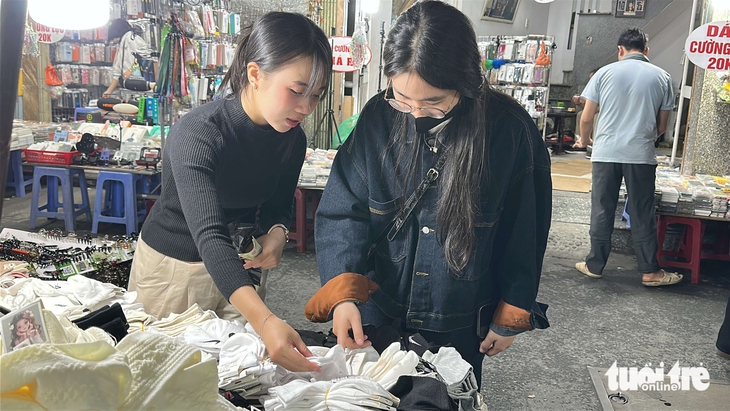 Chợ đêm Lê Duẩn nhộn nhịp cận Tết, khách đông nhưng mua sắm dè dặt - Ảnh 3.