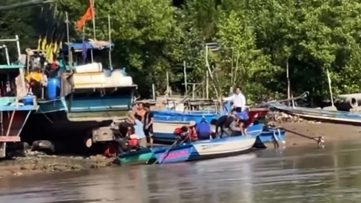 Ghe trên bờ lật đè một người tử vong - Ảnh 1.