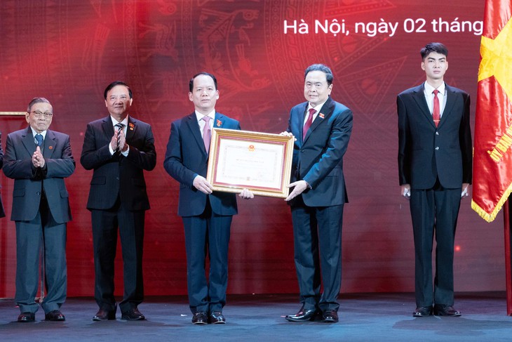 Chủ tịch Quốc hội Trần Thanh Mẫn trao Huân chương Độc lập tặng Ủy ban Pháp luật và Tư pháp - Ảnh 1.