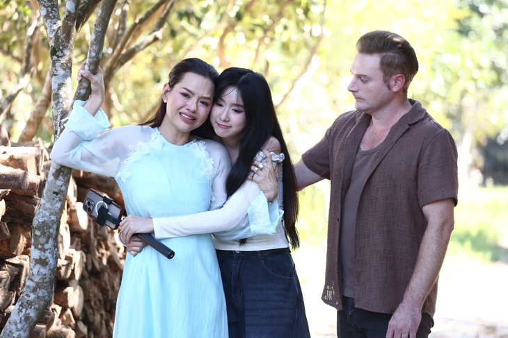 Kyo York ca vọng cổ, đánh đàn kìm trong Màu Tết hương quê - Ảnh 2. Kyo York ca vọng cổ, đánh đàn kìm trong Màu Tết hương quê - Ảnh 2.