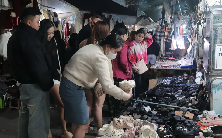 Chen chân sắm đồ diện Tết đến nửa đêm - Ảnh 8.