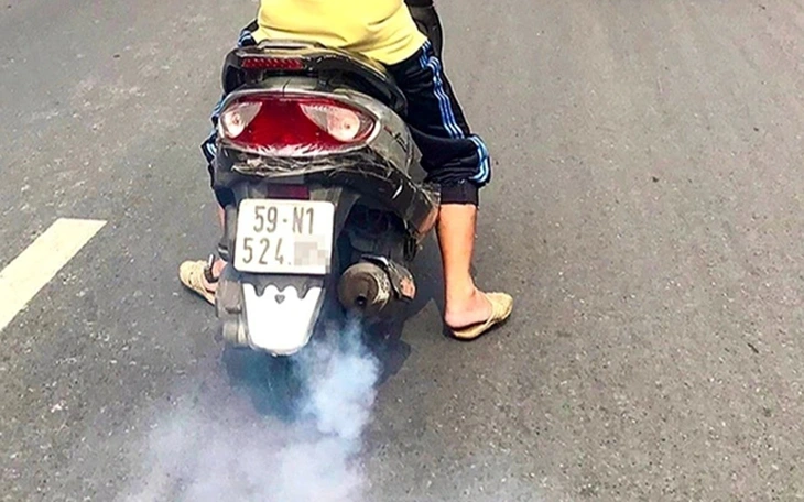 Bị truy nã, người đàn ông sa lưới chỉ vì xe nhả khói đen quá dày - Ảnh 2.