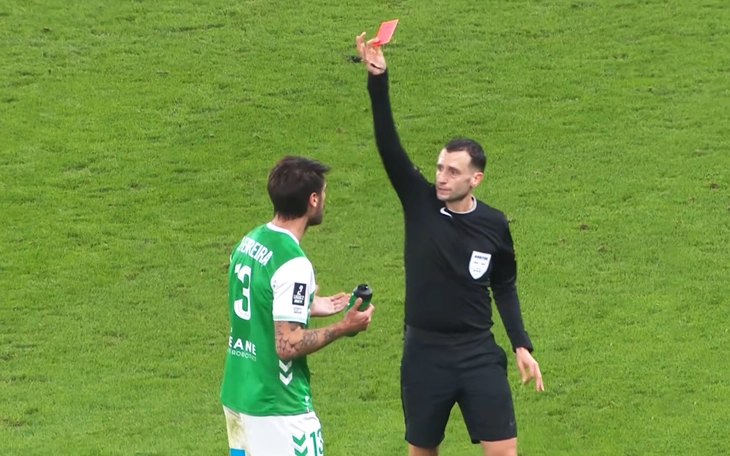 Cầu thủ phạm lỗi ở hiệp 1 đến hiệp 2 mới bị đuổi ở Siêu cúp Brazil - Ảnh 2.