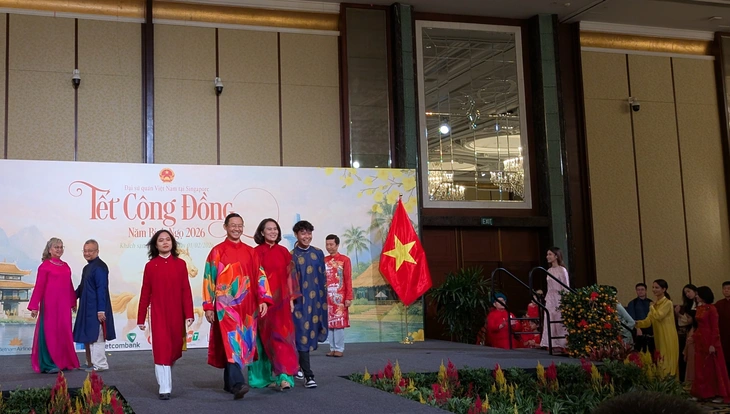 Đại sứ diện áo dài cùng kiều bào tại Singapore rộn ràng đón Tết - Ảnh 1.