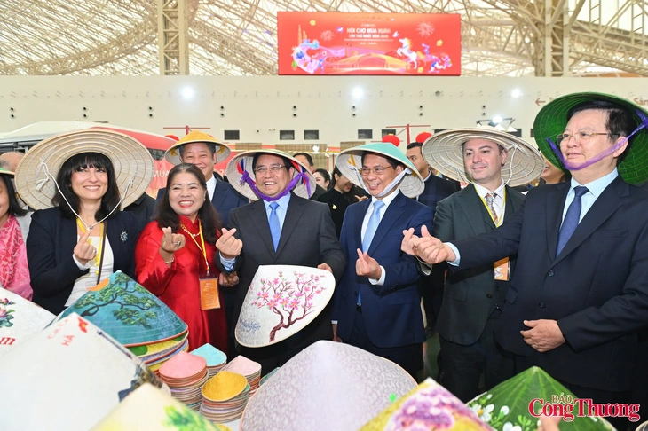 Thủ tướng nếm xôi cốm, kẹo cu đơ, trải nghiệm viết thư pháp tại Hội chợ Mùa Xuân - Ảnh 5.