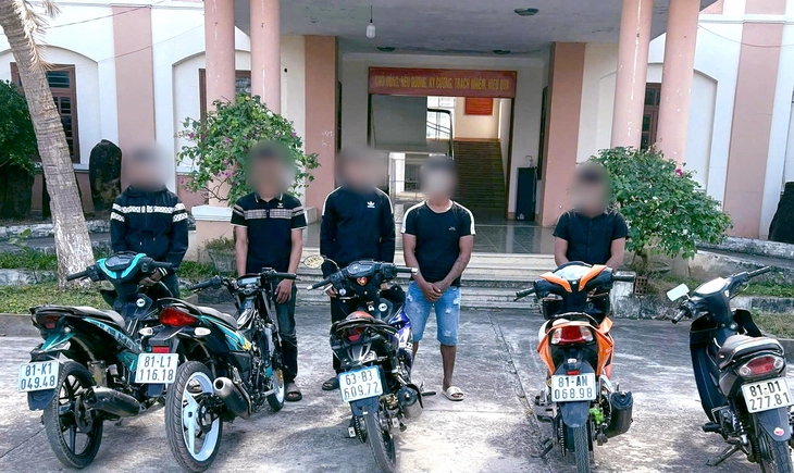 Phạt 101 triệu đồng với nh&oacute;m thanh ni&ecirc;n vi phạm giao th&ocirc;ng, bỏ chạy v&agrave;o đ&aacute;m cưới - Ảnh 1.