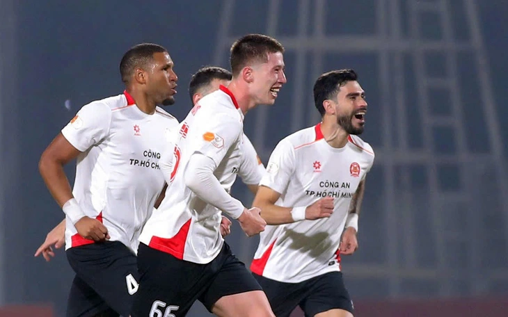 2 HLV ngoại bị cấm chỉ đạo ở V-League - Ảnh 2.