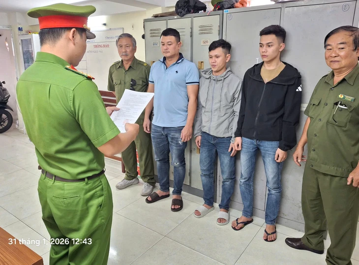 Tạm giữ 3 người đánh du khách nước ngoài ở Nha Trang - Ảnh 1.