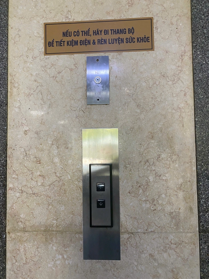 Mang cả tai nghe, đồng hồ, đèn học lên cơ quan sạc, tiết kiệm ở nhà, lãng phí ở cơ quan? - Ảnh 1.