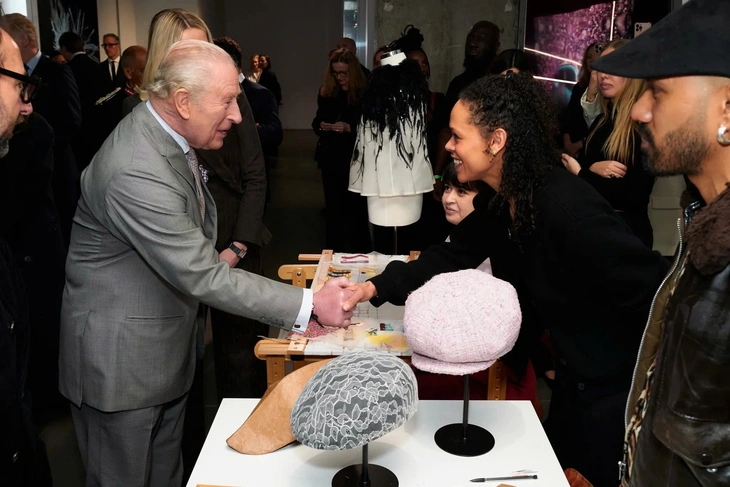 Vua Charles dự Tuần lễ thời trang London sau khi em trai bị bắt - Ảnh 4.
