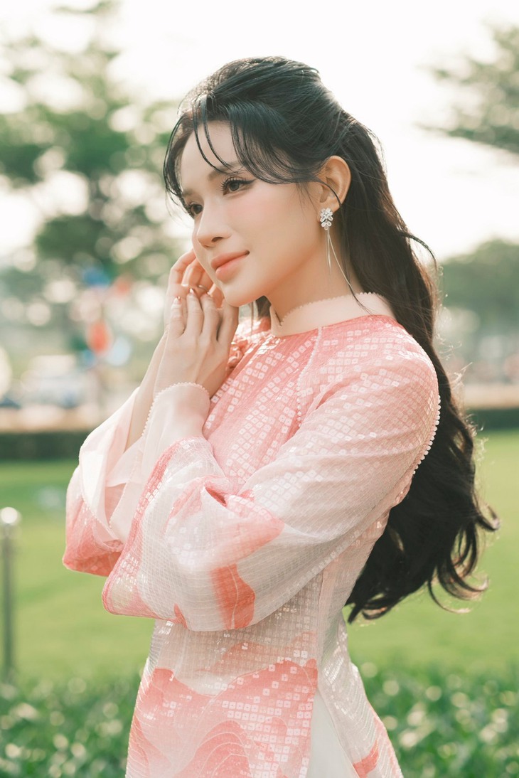 Khả Như: 'Cô gái miền Tây đi mây về gió' và một năm 50/50 tiếng cười - Ảnh 4.