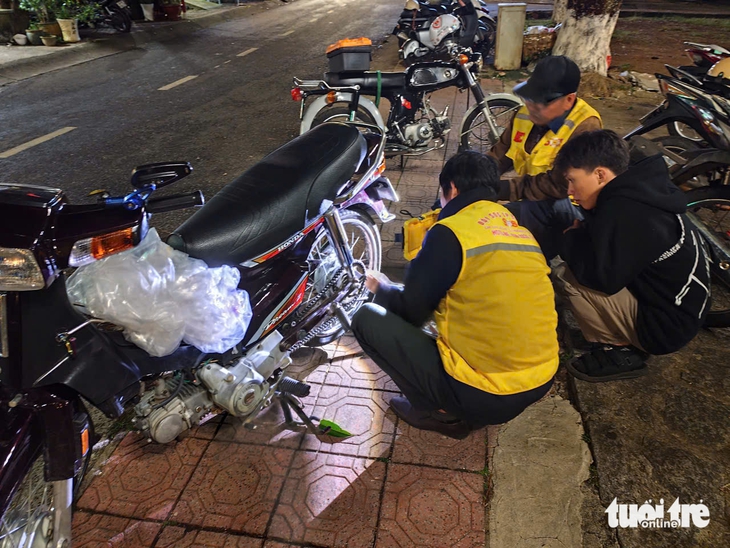 SOS Bảo Lộc vá xe miễn phí xuyên đêm cho khách du xuân - Ảnh 2.