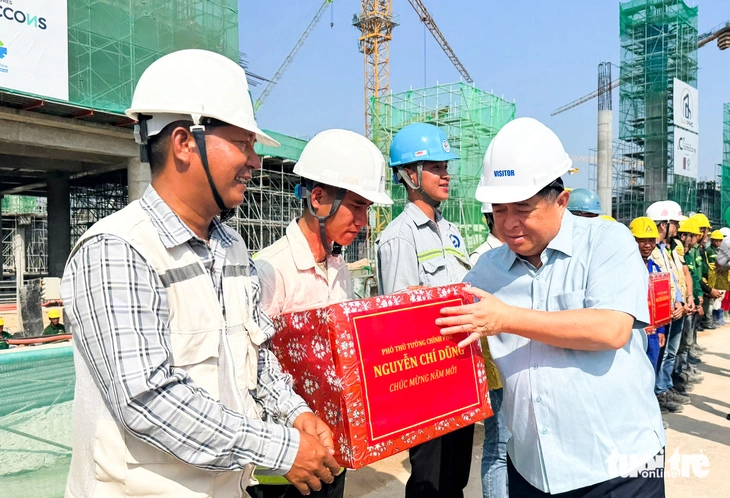Phó thủ tướng Nguyễn Chí Dũng thăm, tặng quà Tết cho công nhân làm dự án đón APEC 2027 ở Phú Quốc - Ảnh 1.
