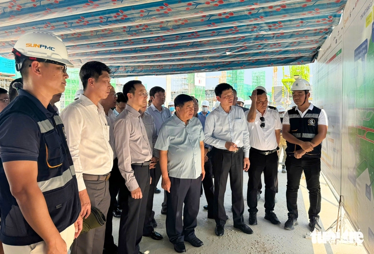 Phó thủ tướng Nguyễn Chí Dũng thăm, tặng quà Tết cho công nhân làm dự án đón APEC 2027 ở Phú Quốc - Ảnh 2.