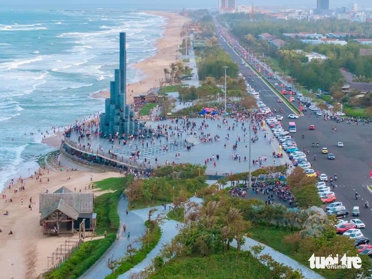 Tết nhộn nhịp ở đông Đắk Lắk: Mũi Điện, Gành Đá Đĩa đông nghịt, khách sạn 'cháy phòng' - Ảnh 1.