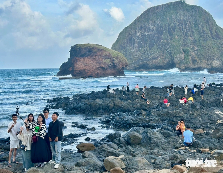 Tết nhộn nhịp ở đông Đắk Lắk: Mũi Điện, Gành Đá Đĩa đông nghịt, khách sạn 'cháy phòng' - Ảnh 5.