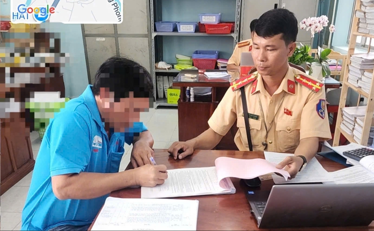 Xe khách 'nhồi' 55 người trên quốc lộ 80, tài xế và chủ xe bị phạt gần 100 triệu - Ảnh 2.