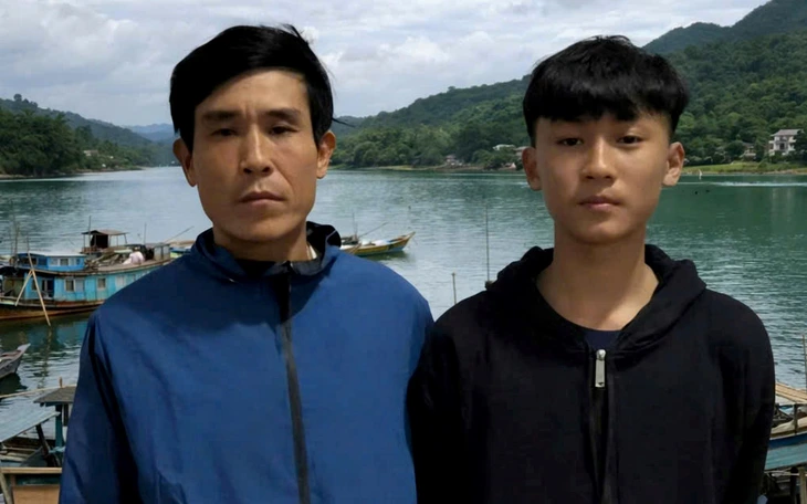 Hành động dũng cảm, hai cha con cứu 3 người trong vụ lật đò trên sông Gianh được khen thưởng - Ảnh 3.