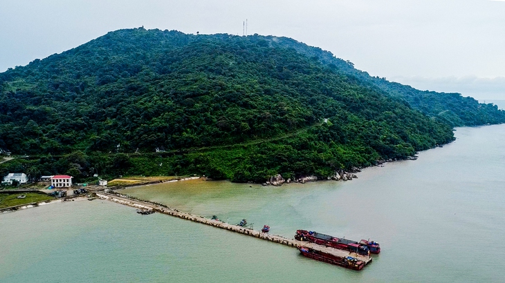 Phủ xanh đảo tiền tiêu giữa trùng khơi gió mặn - Ảnh 2.