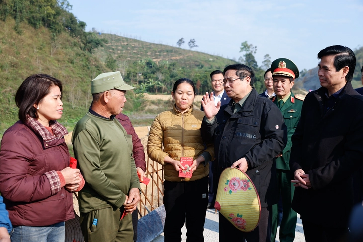 Thủ tướng thăm công nhân làm đường cao tốc Đồng Đăng - Trà Lĩnh và Hữu Nghị - Chi Lăng - Ảnh 3.