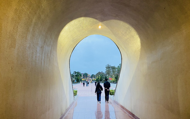 Hàng chục ngàn lượt người về tham quan danh thắng, di tích ven biển - Ảnh 2.