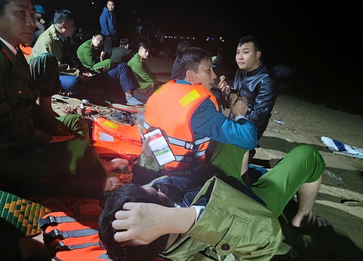 lật đò - Ảnh 2.