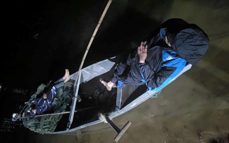 Hai cha con cứu sống 3 người trong vụ lật đò trên sông Gianh sáng mồng 3 Tết - Ảnh 4.