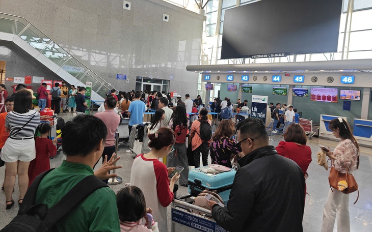 Mùng 5 Tết, sân bay Tân Sơn Nhất duy trì đón 170.000 lượt khách, vé máy bay vào Nam đắt đỏ - Ảnh 4.